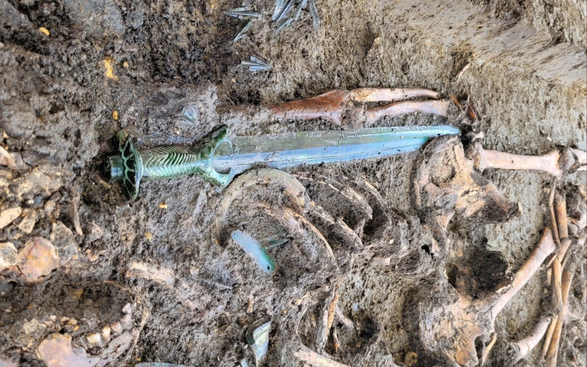 The bronze sword has been unearthed during archaeological excavations in Nördlingen, Swabia, in 2023. © Archäologie-Büro Dr. Woidich/Sergiu Tifui